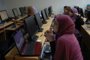 Cairo University students practice editing Wikipedia in a workshop led by Campus Ambassadors, March 2012.