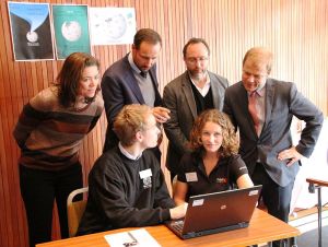 Kristen Lund, Crown Prince Haakus, Jimmy Wales, and Minister looking on as Wikipedians demonstrate editing.
