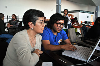 La investigadora Lilia Martínez y Torres con Noé Domínguez subiendo el artículo sobre Lorenzo Becerril durante el editatón.