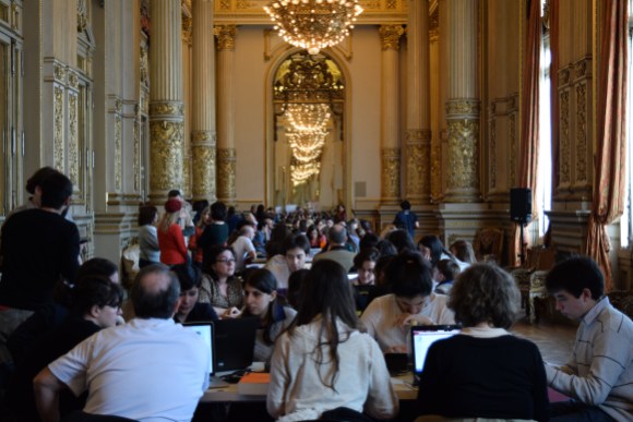 A busy, 150-person editathon hard at work in a famous opera house in Buenos Aires. Photo by Mauricio V. Genta, freely licensed under CC-by-SA 4.0.