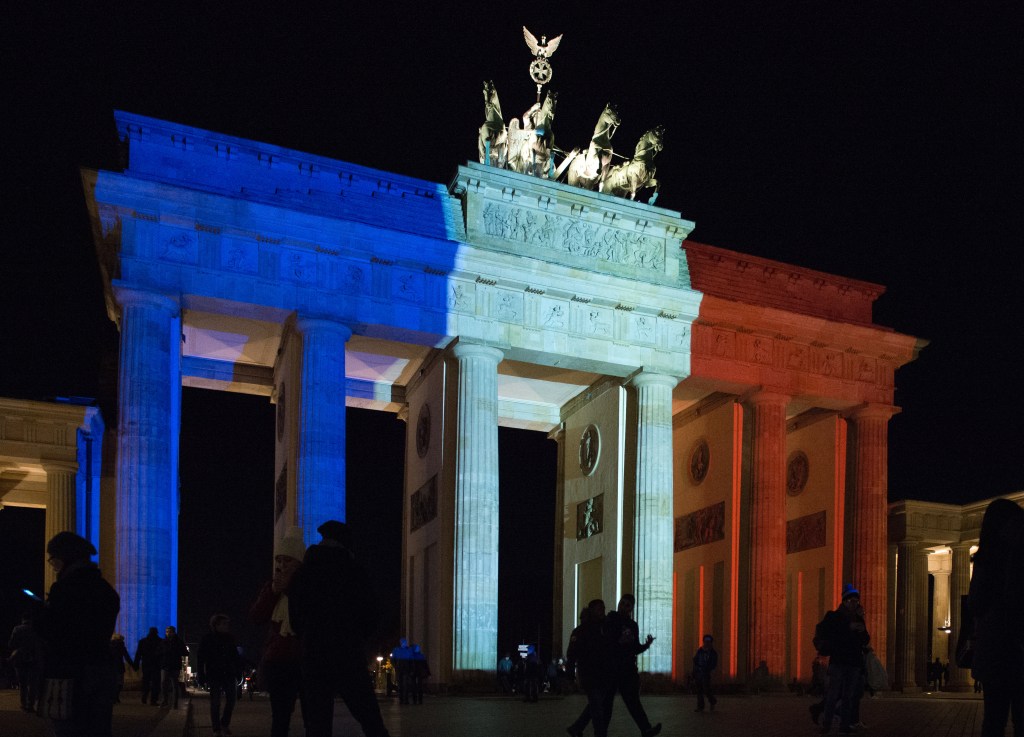 Brandenburg_Gate_in_French_flag_colours_after_Paris_attack_(23028317551)