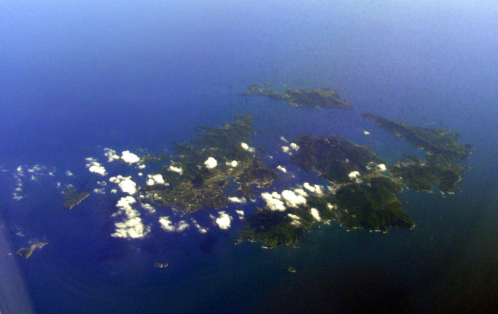 Luftaufnahme des Dutzendgebiets der Oki-Inseln, der Insel Nakano-shima, auf der sich links die Stadt Ama befindet.