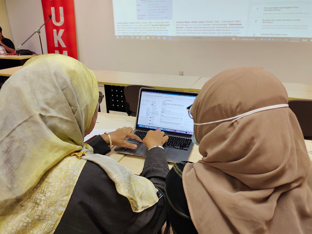 Two female participants editing Wikipedia.