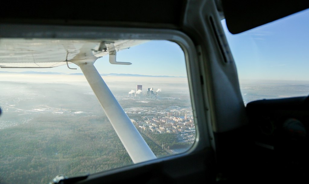 WiktorPilot, Jaworzno aus der Vogelperspektive mit einer Cessna 150 SP-ICE. @AIR4 Herbstansicht von Jaworzno 08, CC BY-SA 4.0