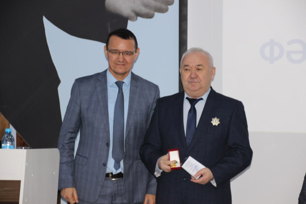 Executive Director Yuldash Yusupov (right) presents the medal of the World Kurultai (Congress) of the Bashkirs to Rustam Nuryev, Ufa, 2023.