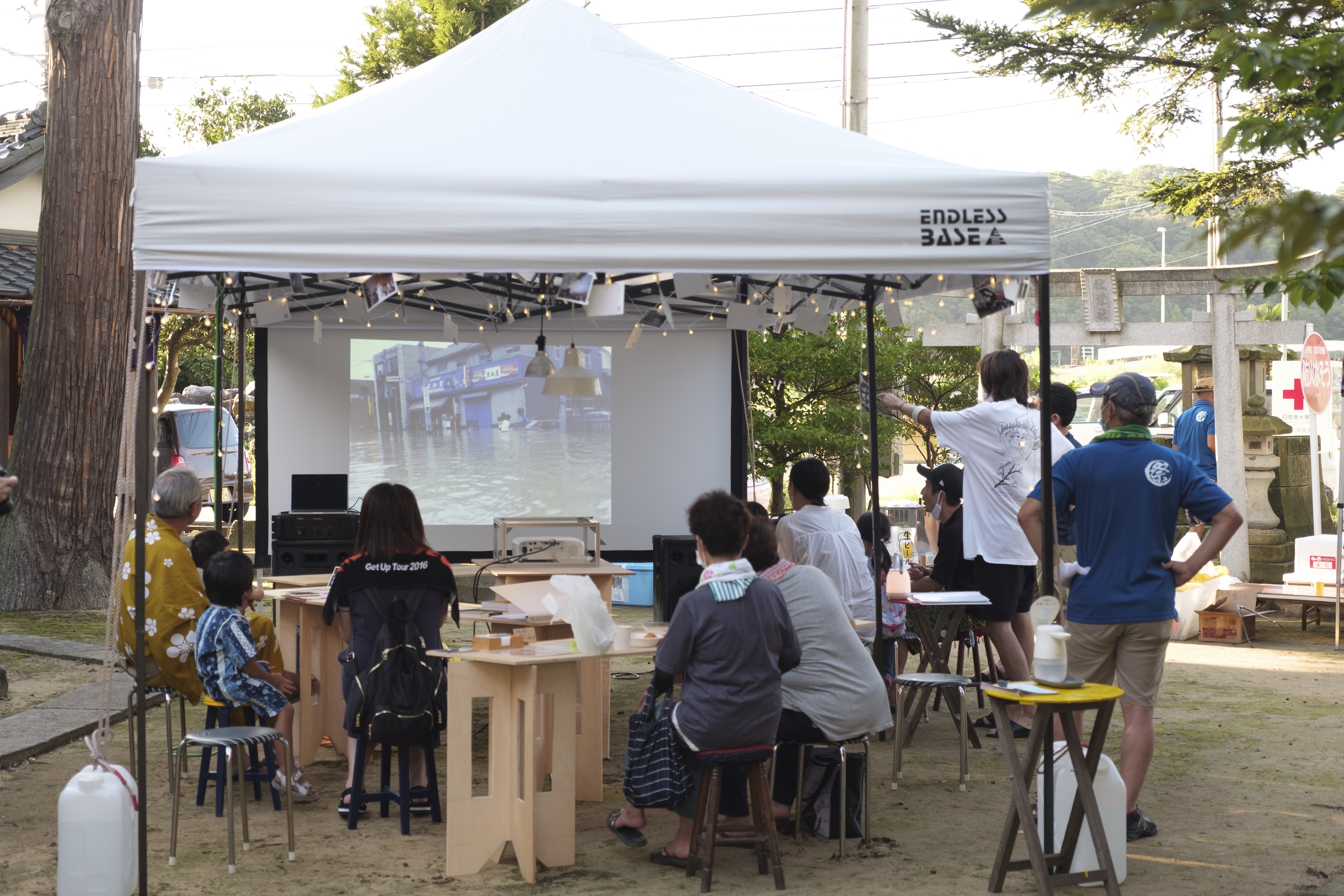 2022年に石川県加賀市大聖寺上福田町春日神社で行われた夏祭りでの映画上映の様子。
