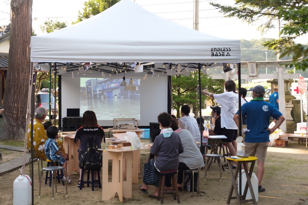 2022年に石川県加賀市大聖寺上福田町春日神社で行われた夏祭りでの映画上映の様子。