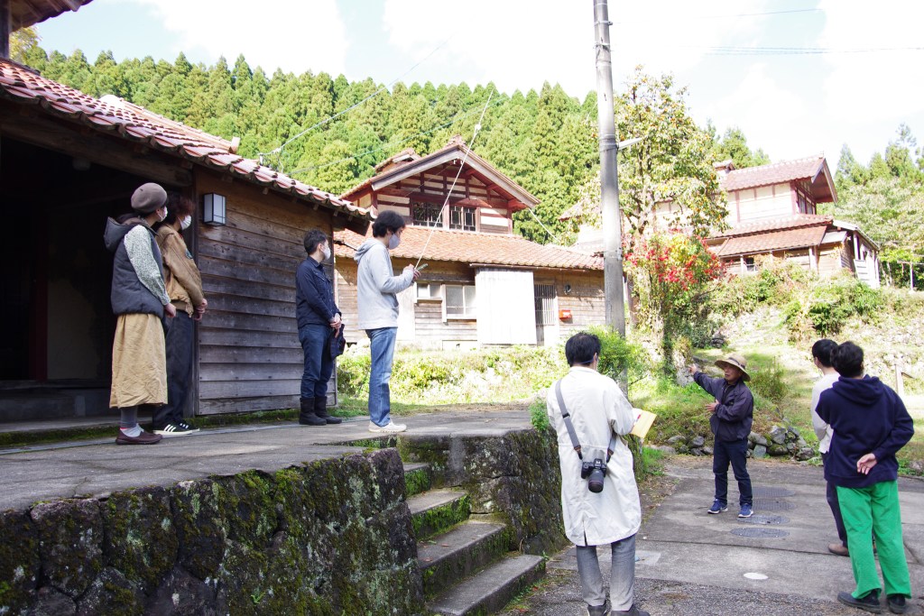 石川県加賀市山中温泉大土町で開催されたウィキペディアタウンの様子。住民による町案内が始まる。