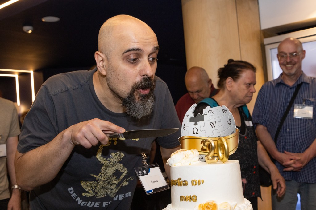 Wikipedian Almir Aharoni had the honor of cutting the commemorative cake