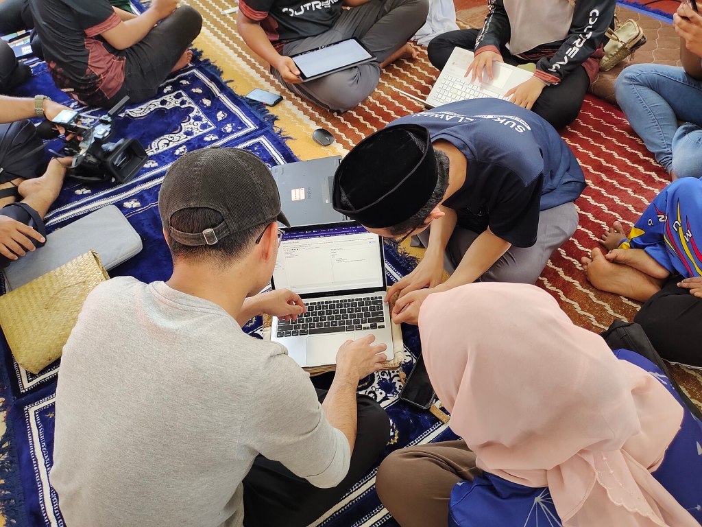 A group of Wikimedians helping local Mendriq people with editing Wiktionary.