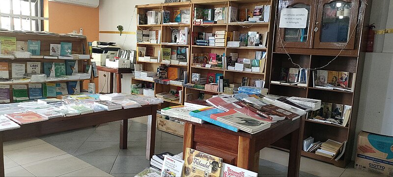 Un espace bibliothécaire situé au Bénin (Cotonou).