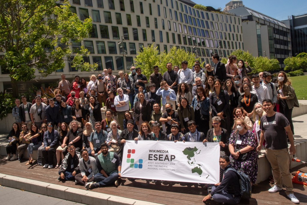 roup photograph of attendees to ESEAP 2022, Reconnect taken outside the Aerial Centre of the University of Technology Sydney(UTS)