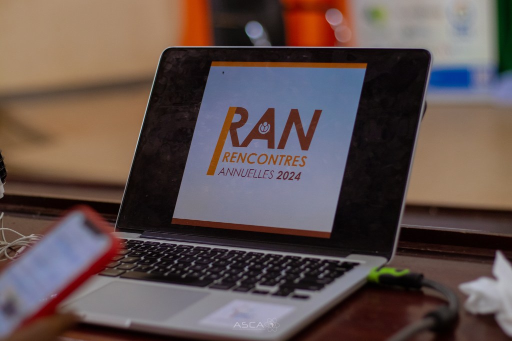 Écran montrant le logo des RANWikiCi 2024
