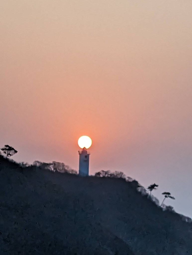 一年に一回夕日が灯台に沈む日があります。この写真は二日目です。時間も事前にわかるそうですよ！