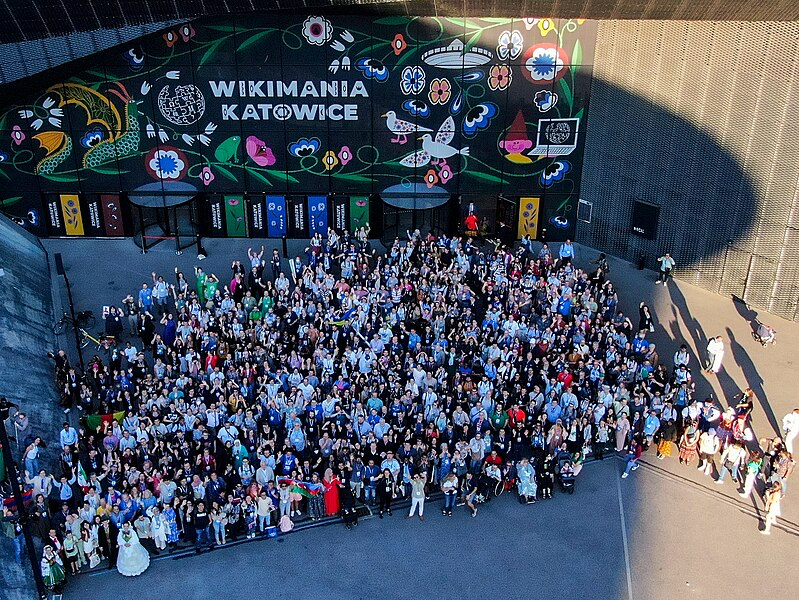 A large crowd in Wikimania Katowice, 2024